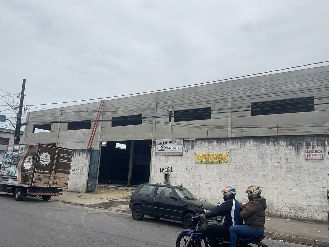 Instalação em galpão comercial, com escada apoiada na fachada