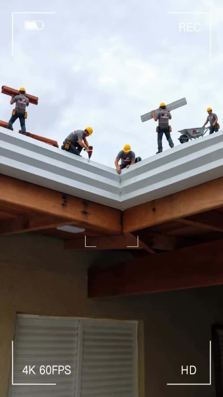 Equipe instalando no telhado de uma casa