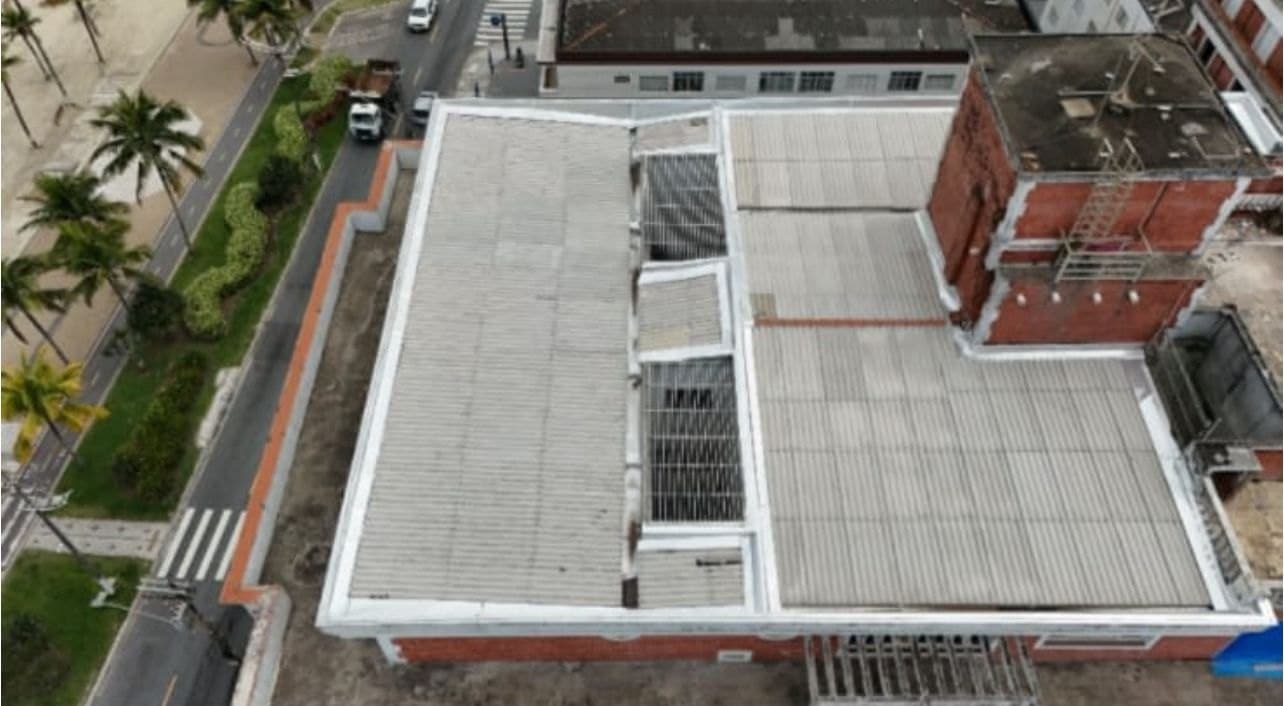 Vista aérea de uma cobertura com calhas e rufos novos